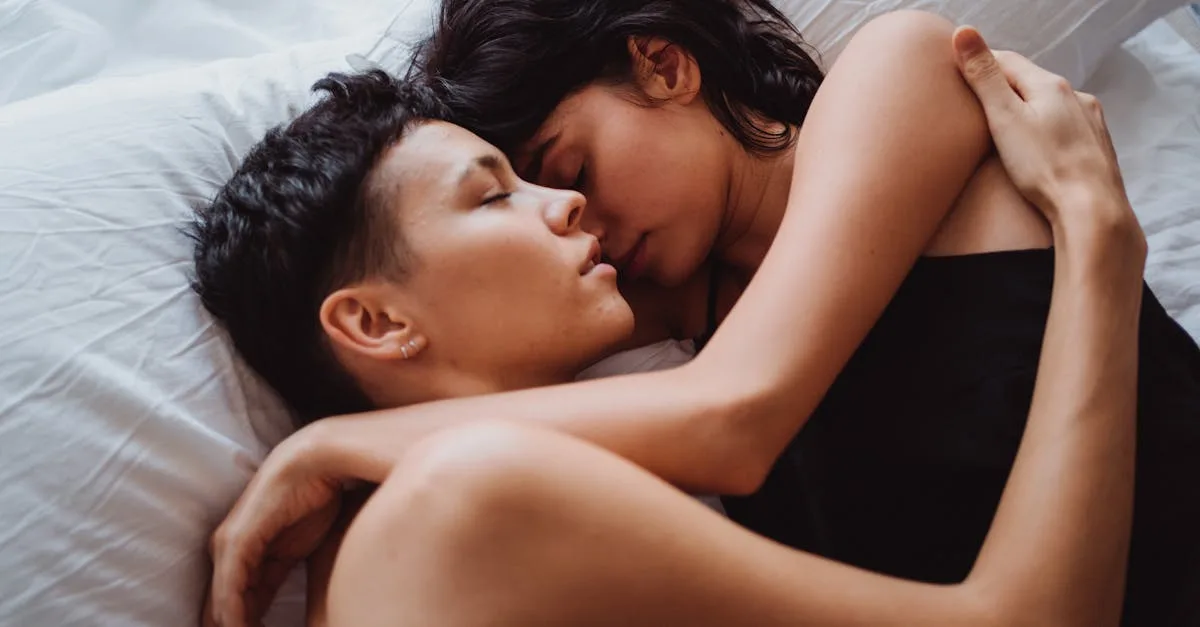 découvrez tout sur le scissoring lesbien, une pratique intime et sensuelle entre femmes, avec des conseils et informations pour enrichir votre vie sexuelle.