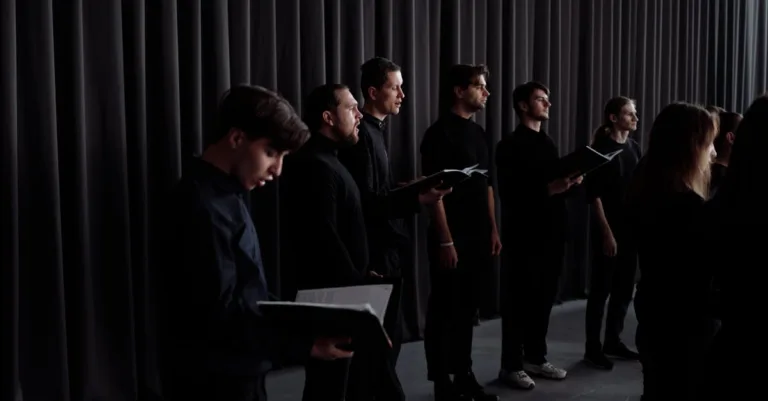 découvrez le parcours et la musique d'une chanteuse lesbienne talentueuse qui inspire par sa voix unique et son engagement.