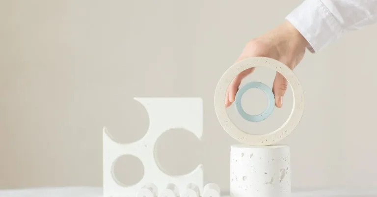 jesmonite est un matériau composite innovant, léger et écologique, utilisé en design, architecture et arts décoratifs pour créer des objets durables et esthétiques.