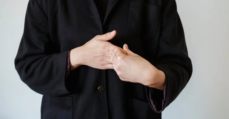 découvrez comment décoder et utiliser le langage corporel pour améliorer votre communication et mieux comprendre les émotions des autres.