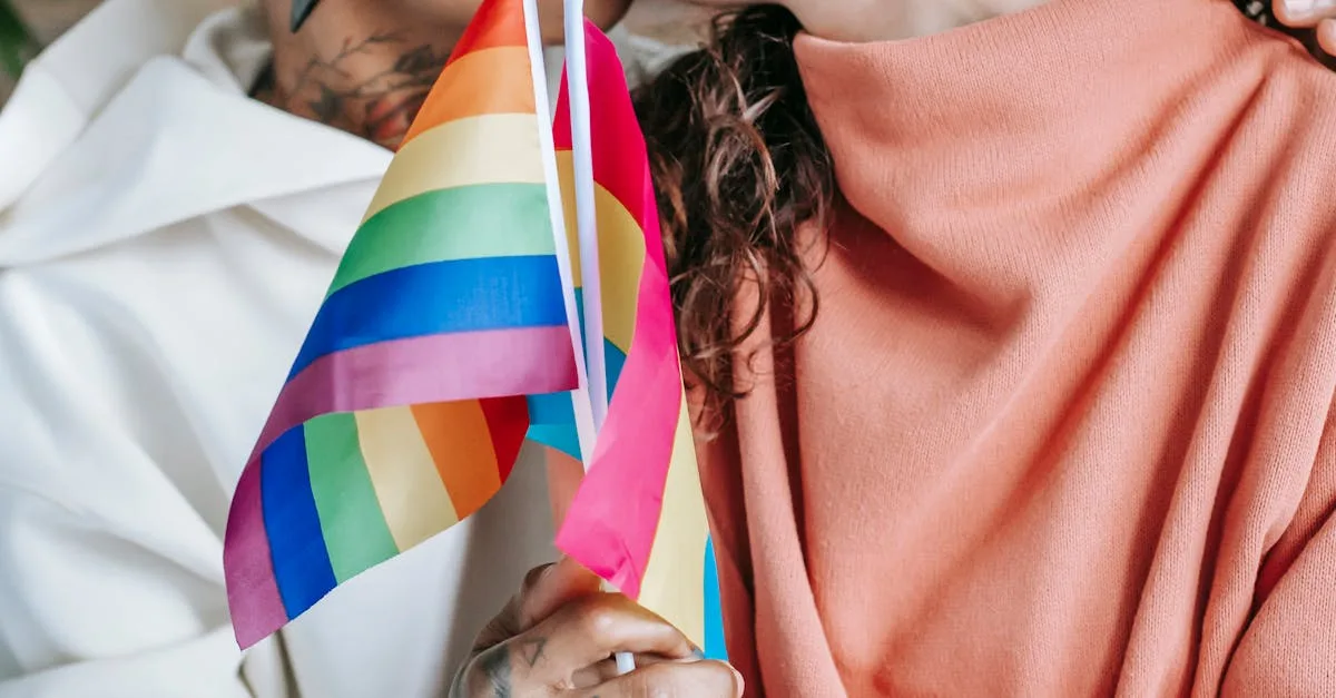 découvrez la signification des couleurs du drapeau pansexuel, symbole de la diversité et de l'inclusivité dans l'orientation sexuelle.
