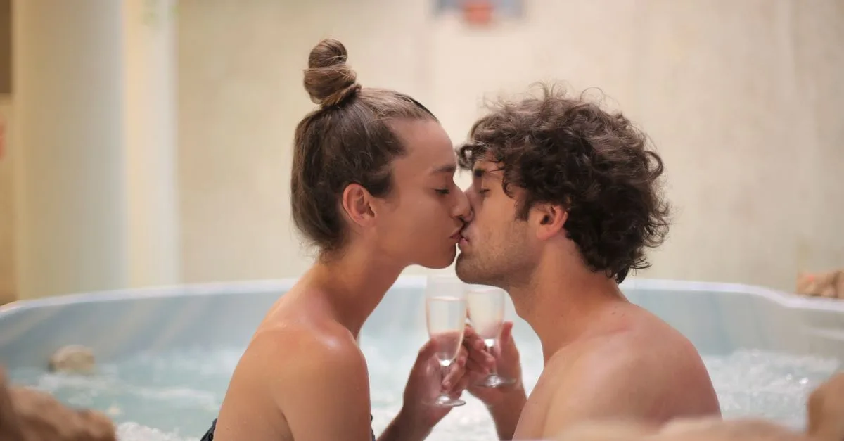 découvrez des questions audacieuses et intimes pour pimenter votre relation de couple et renforcer la complicité entre vous.