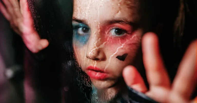 découvrez les effets de la maltraitance narcissique durant l'enfance et apprenez à reconnaître ses signes pour mieux s'en protéger.