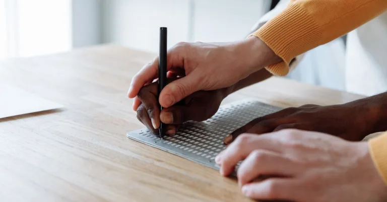 découvrez les principes et techniques de l'écriture inclusive pour promouvoir l'égalité et la diversité dans vos textes.