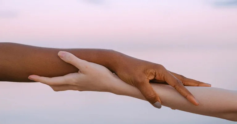 découvrez la signification de la gentillesse et son impact positif dans notre vie quotidienne. cultivez la bienveillance et améliorez vos relations grâce à des gestes simples et sincères.