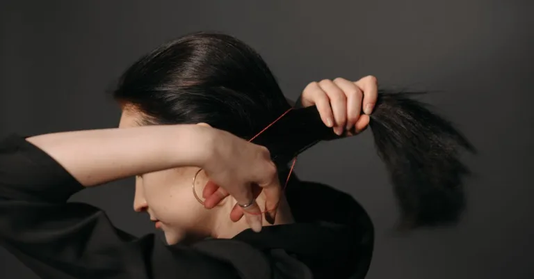 découvrez nos conseils et produits essentiels pour prendre soin de vos cheveux au quotidien et révéler leur éclat naturel.